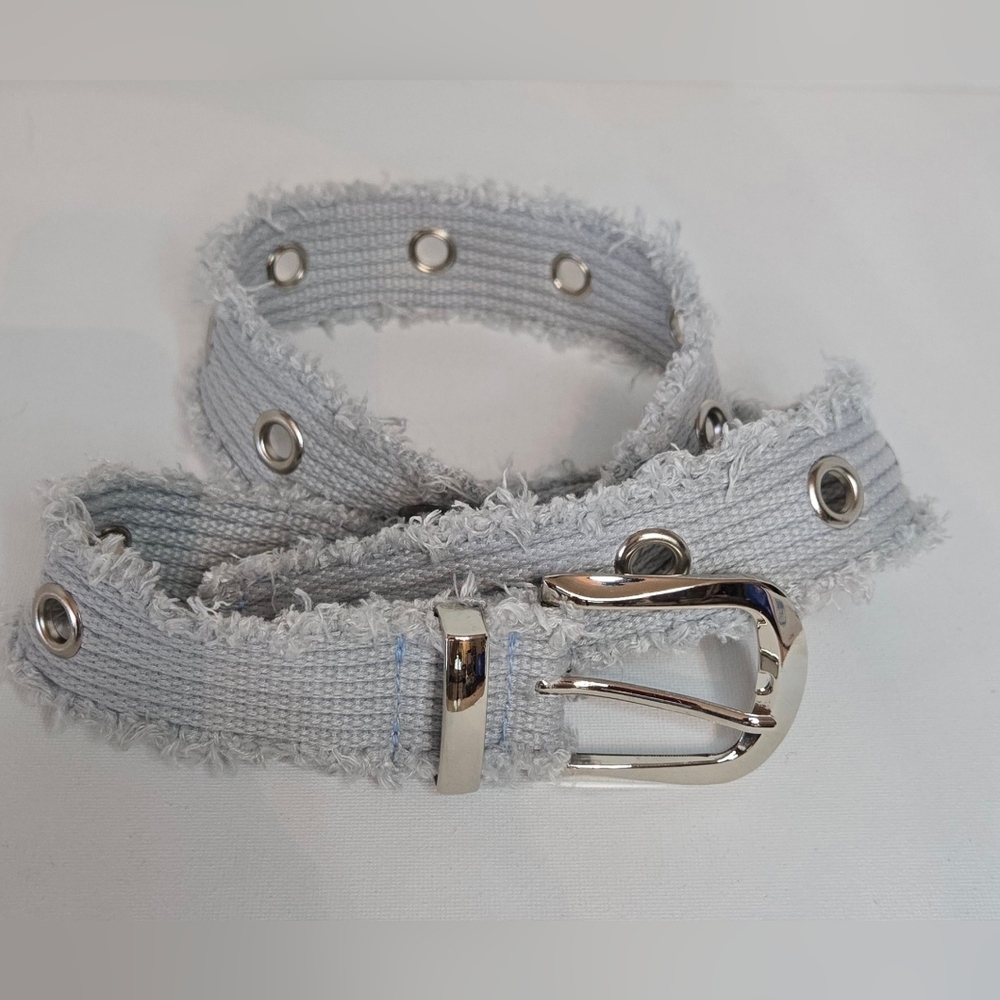 🖤 NWOT Frayed Gray Belt with Silver Gromments and Buckle
